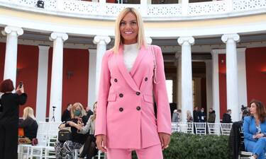 Ιωάννα Μαλέσκου: Παρέδωσε μαθήματα στυλ - Με ροζ κοστούμι σε έξοδό της