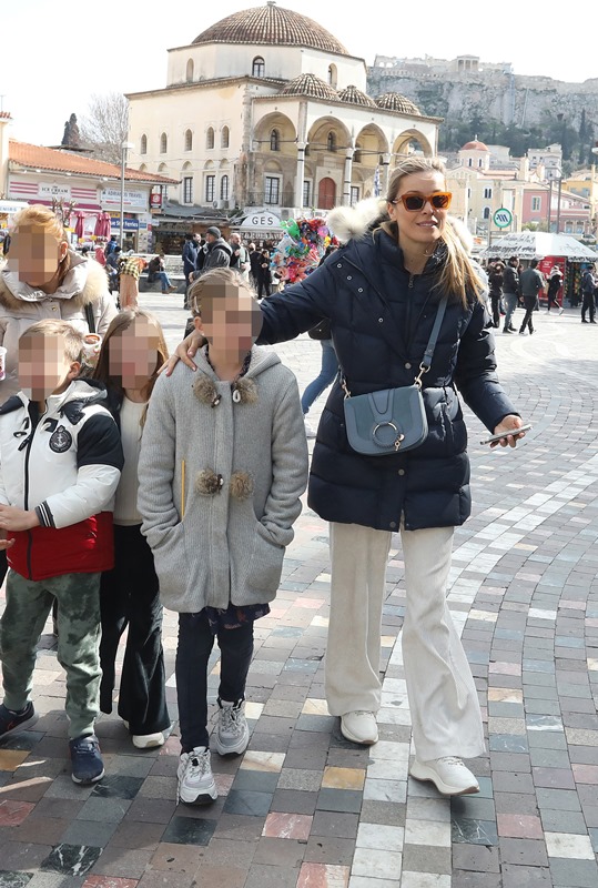 Βόλτα στο Μοναστηράκι για την Μαριέττα Χρουσαλά και τα παιδιά της