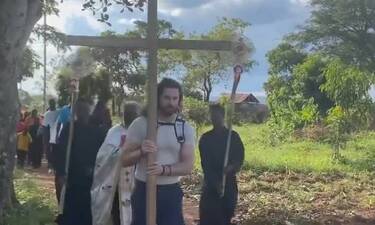 Νάσος Παπαργυρόπουλος: Κουβάλησε τον Τίμιο Σταυρό στην Ουγκάντα