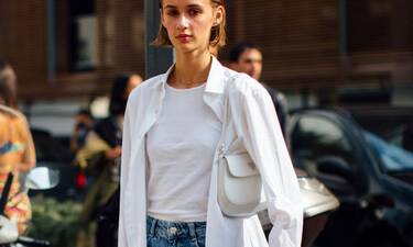Λευκό μπλουζάκι + πουκάμισο: Ο συνδυασμός που αγαπούν τα μοντέλα