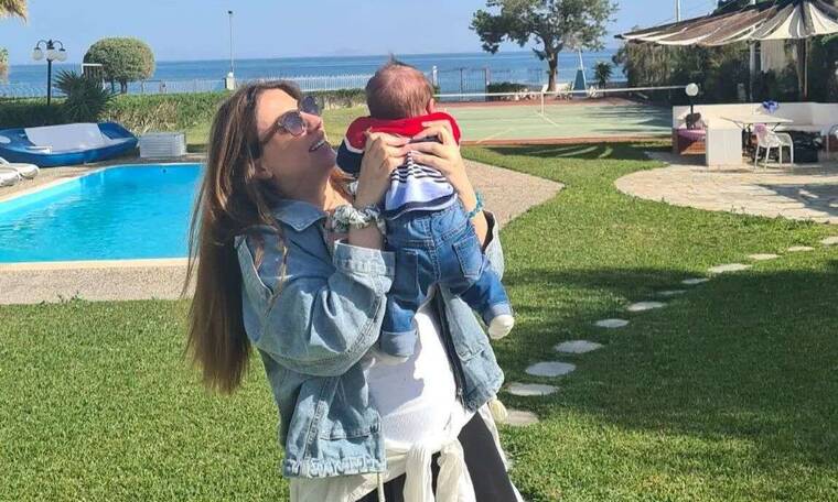Μελίνα Μακρή: Είναι μια τρυφερή μανούλα! Οι νέες υπέροχες φωτό με το μωρό της στην παραλία