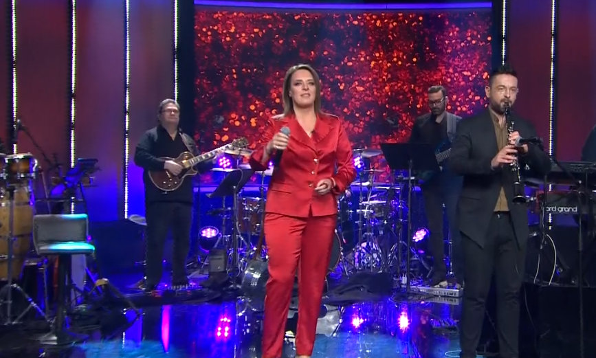 Chart Show: Αγνώριστη η Γωγώ Τσαμπά! Αδυνάτισε κι άλλο – Η εμφάνιση της με κατακόκκινο κοστούμι!