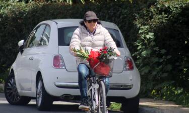Πασχάλης: Η βόλτα με το ποδήλατο στα νότια προάστια και τα... κόκκινα τριαντάφυλλα!
