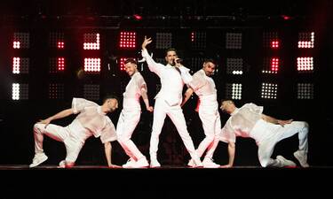 Eurovision 2022: Το εντυπωσιακό act του Michael από το Ισραήλ - Όλοι ντυμένοι στα λευκά!