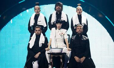 Eurovision 2022: Μία αρχιτεκτόνισσα στη σκηνή! Τα λευκά ρούχα και τα λουλούδια στο πέτο