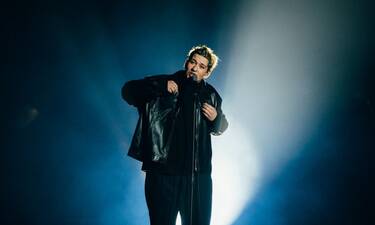 Eurovision 2022 Τελικός: Ελβετία: Boys do cry από τον Marius Bear με μια ήσυχη σκηνική παρουσία