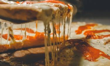 Πανεύκολη μαμαδίστικη ζύμη για πίτσα μόνο με γιαούρτι και αλεύρι!