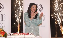 Ζωζώ Σαπουντζάκη: Είχε γενέθλιά και έκανε το πιο λαμπερό πάρτι- Το φόρεμα με παγιέτα και η τούρτα!
