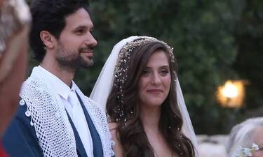 Γάμος Αυγουστίδη: Η Γεωργία Κρασσά φόρεσε το πιο εναλλακτικό νυφικό! Η λεπτομέρεια που λατρέψαμε