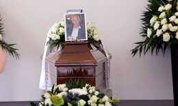 Κηδεία Κωνσταντίνου Τζούμα: Ξεκίνησε η εξόδιος ακολουθία στο Α' Νεκροταφείο!