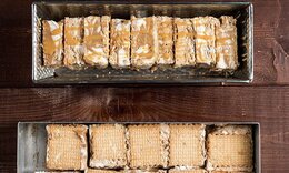 Παγωτό σάντουιτς καραμέλα-σοκολάτα από τον Ακη Πετρετζίκη