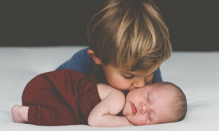 Δέκα υπέροχες φωτογραφίες παιδιών με το νεογέννητο αδελφάκι τους