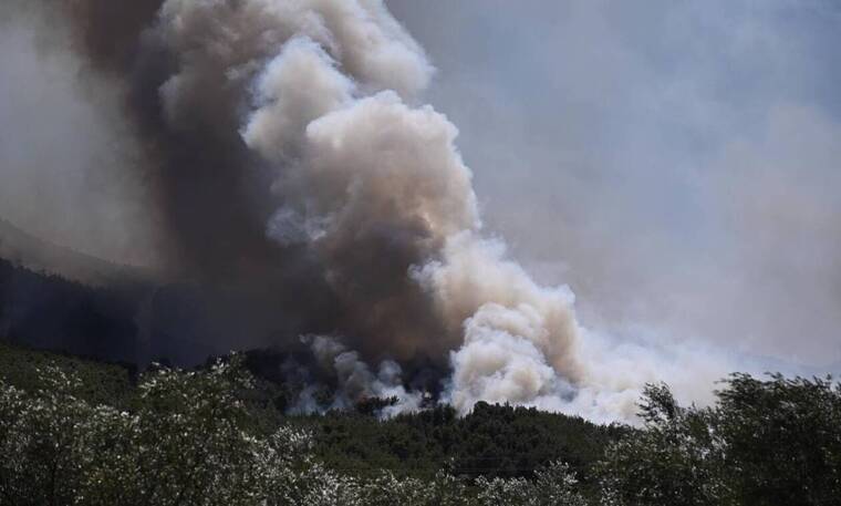 Σε πύρινο κλοιό η χώρα - Μεγάλες φωτιές σε Πόρτο Γερμενό, Άραξο, Κόρινθο