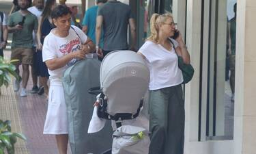 Γιώργος Λεμπέσης: Βόλτα στην Αθήνα με τον 8 μηνών γιο του και τη σύζυγό του Σοφία