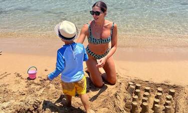 Σταματίνα Τσιμτσιλή: Παιχνίδια στην αμμουδιά με τα παιδιά της - Οι εκπληκτικές φώτο με μαγιό