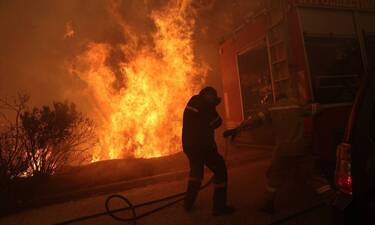 Φωτιά στην Πεντέλη - Εκκενώθηκαν τέσσερις περιοχές, κάηκαν σπίτια και αυτοκίνητα