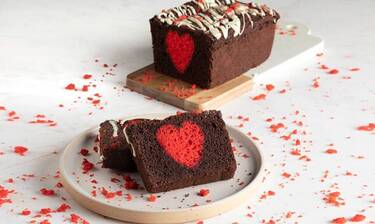 Κέικ σοκολάτας με κρυμμένη καρδιά από τον Άκη Πετρετζίκη