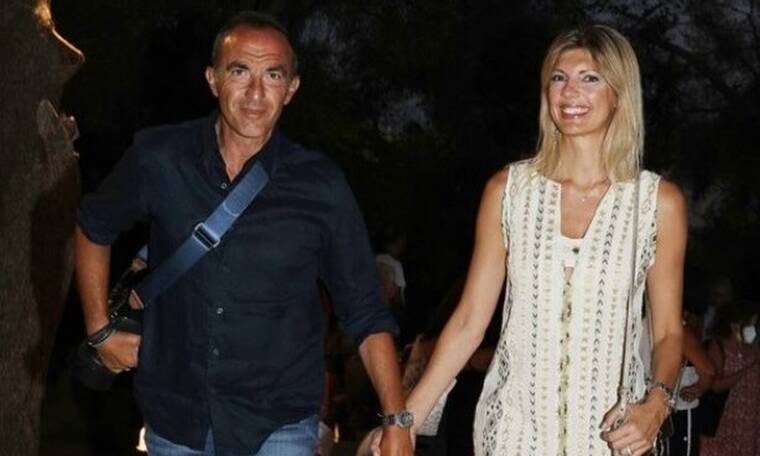 Νίκος Αλιάγας: Σπάνια βραδινή έξοδος με τη σύζυγό του - Περπατούσαν χεράκι - χεράκι