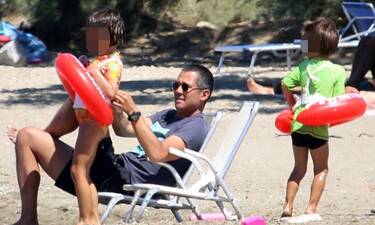 Ο «πάτερ φαμίλιας» Σωτήρης Κοντιζάς σε παραλία της Σχοινούσας με γυναίκα και παιδιά