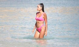 Ιωάννα Μπούκη: Χαλαρές στιγμές σε παραλία της Μυκόνου - Το ροζ μπικίνι της μαγνήτισε τα βλέμματα
