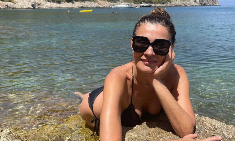 Μαρία Ναυπλιώτου: Η 53χρονη ηθοποιός ποζάρει topless και εντυπωσιάζει με το σώμα της