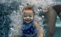 Οι ιδιαίτερες φωτογραφίες μωρών κάτω από το νερό