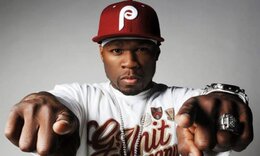Στη Μύκονο ο 50 Cent: Προκάλεσε πανικό με την εμφάνισή του - Καλλονή η σύντροφός του
