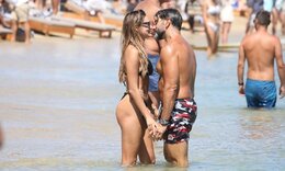 Ανδριώτου - Μαρτίκας: Δεν... ξεκολλάει ο ένας από τον άλλον - Τα φιλιά σε παραλία της Μυκόνου