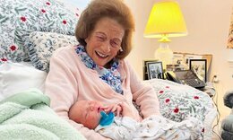 Γιαγιά 99 ετών κρατά στην αγκαλιά της το 100ό δισέγγονό της