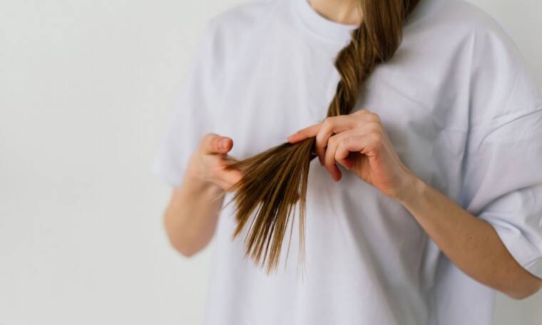 Λιπαρά μαλλιά: Όλη η αλήθεια για τα οφέλη του αραιού λουσίματος