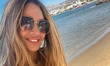 Ελένη Πετρουλάκη: Οι διακοπές της στη Σαντορίνη και το πολύχρωμο beachwear- Είναι πανέμορφη!