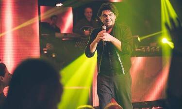 Νίκος Κουρκούλης: Έπεσε ξύλο σε live του στην Καβάλα – Διέκοψε τη συναυλία