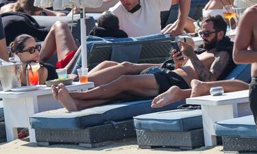 Άρης Σοϊλέδης- Μαρία Αντωνά: Χαλαρές στιγμές πάνω στο κύμα σε παραλία της Μυκόνου!