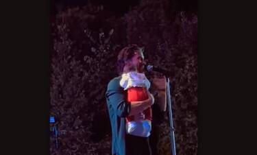 Ο Νίκος Οικονομόπουλος τραγουδάει έχοντας στην αγκαλιά του ένα μωρό και γίνεται viral