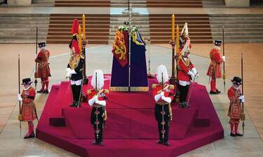 Βασίλισσα Ελισάβετ: Πρίγκιπας Ουίλιαμ και Πρίγκιπας Χάρι έκαναν αγρυπνία στο αβαείο του Westminster