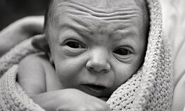 Ασπρόμαυρες φωτογραφίες νεογέννητων δευτερόλεπτα μετά τη γέννησή τους