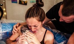 Τοκετός στο νερό: Φωτογράφος απαθανατίζει μαμάδες με τα νεογέννητα μωρά τους