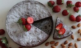 Αφράτο και μαλακό σοκολατένιο κέικ με πραλίνα φουντουκιού