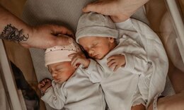 Φωτογράφος και μαμά φωτογραφίζει δίδυμα μωρά τις πρώτες μέρες μετά τον τοκετό