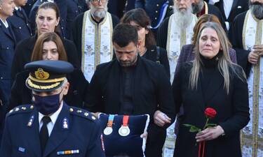 Κηδεία Νικολαΐδη: Η συγκλονιστική στιγμή με το Μουρούτσο να κρατά τα ολυμπιακά του μετάλλια