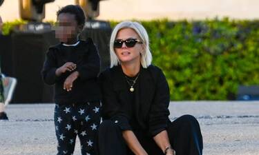 Stylish μαμά η Χριστίνα Κοντοβά – Με sporty look στη βόλτα με την κόρη της, Ada