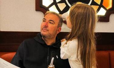 Αντώνης Ρέμος: Ποζάρει με την 7χρονη κόρη του, Ελένη μπροστά στον καθρέφτη!