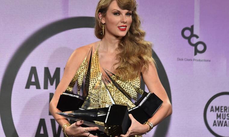 Η Taylor Swift έβαλε χρυσή ολόσωμη φόρμα και από εμάς είναι όχι