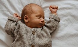 Φωτογράφος απαθανατίζει νεογέννητα με χουχουλιάρικα πουλόβερ