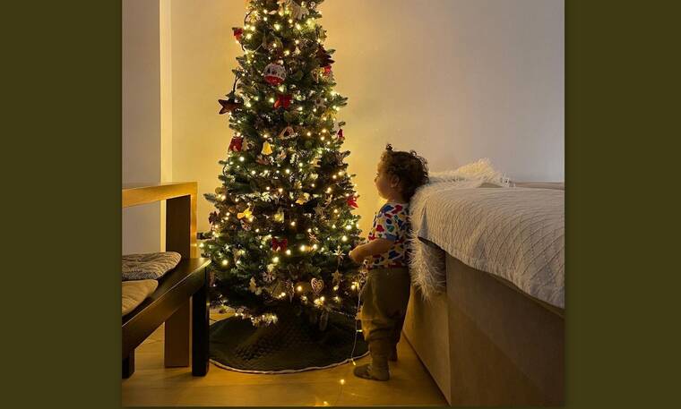 Γνωστός παρουσιαστής στόλισε το χριστουγεννιάτικο δέντρο με τον γιο του – Μοναδικές φώτο