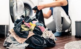 Συμβουλές για να μη ξεθωριάζουν τα ρούχα στο πλύσιμο