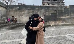 Στο Παρίσι η Σοφία Φαραζή: Οι πόζες του έρωτα με τον σύζυγό της