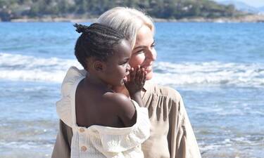 Kοντοβά: Μαμά και κόρη ταξίδεψαν μέχρι την Τανζανία- Οι φωτό από την παραλία και το αισιόδοξο μήνυμα