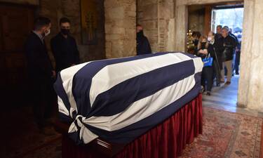 Κηδεία τέως βασιλιά Κωνσταντίνου: Φώτο μέσα από το παρεκκλήσι όπου γίνεται το λαϊκό προσκύνημα