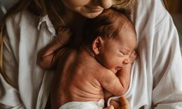 Νεογέννητα μωρά στην αγκαλιά των μαμάδων τους